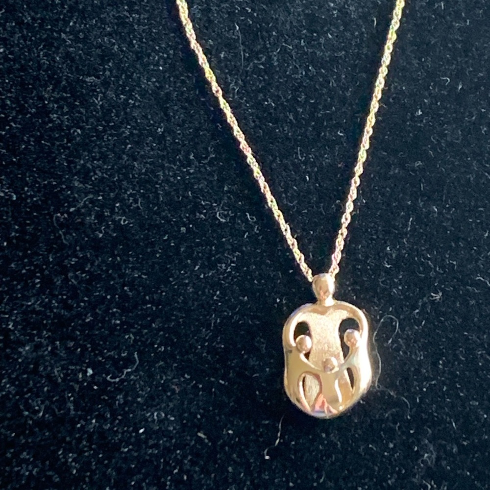 10Karat Gold Loving Family Pendant w 18” 10K Gold Chain